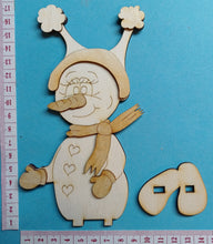 Lade das Bild in den Galerie-Viewer, Schneemann-Mädchen "Suki" als Standfigur aus Holz