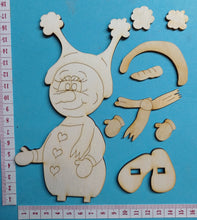 Lade das Bild in den Galerie-Viewer, Schneemann-Mädchen "Suki" als Standfigur aus Holz