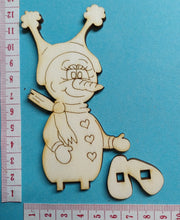 Lade das Bild in den Galerie-Viewer, Schneemann-Mädchen "Suki" als Standfigur aus Holz