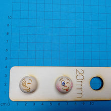 Lade das Bild in den Galerie-Viewer, 5er Set, Holzkugeln mit Gesicht (20mm)