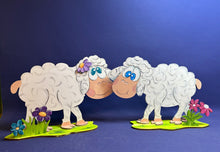 Lade das Bild in den Galerie-Viewer, Schaf mit Blume aus Holz