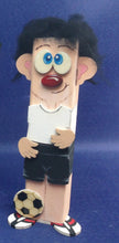 Lade das Bild in den Galerie-Viewer, Kantholz-Fussballer 18cm