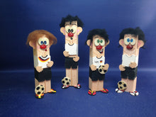Lade das Bild in den Galerie-Viewer, Kantholz-Fussballer 18cm