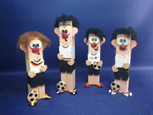 Lade das Bild in den Galerie-Viewer, Kantholz-Fussballer 18cm