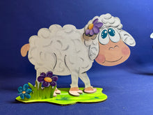 Lade das Bild in den Galerie-Viewer, Schaf mit Blume aus Holz