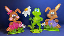 Lade das Bild in den Galerie-Viewer, Frosch stehend 30 cm mit Blume aus Holz, Bausatz
