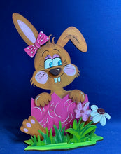 Lade das Bild in den Galerie-Viewer, Hase im Ei 30 cm und Blume