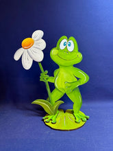Lade das Bild in den Galerie-Viewer, Frosch stehend 30 cm mit Blume aus Holz, Bausatz