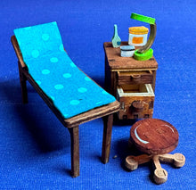 Lade das Bild in den Galerie-Viewer, Untersuchungsliege, Büroschrank, Lampe und Zubehör für Puppenhaus