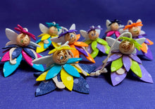 Lade das Bild in den Galerie-Viewer, kleine Blumenelfen aus Filz (verschiedene Ausführungen)