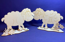 Lade das Bild in den Galerie-Viewer, Schaf mit Blume aus Holz