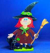 Lade das Bild in den Galerie-Viewer, Wichtelhexe mit Besen und Buckelkatze