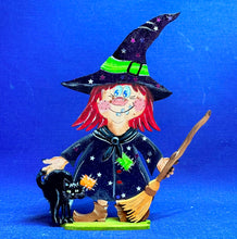 Lade das Bild in den Galerie-Viewer, Wichtelhexe mit Besen und Buckelkatze