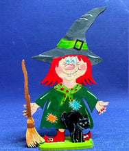 Lade das Bild in den Galerie-Viewer, Wichtelhexe mit Besen und Buckelkatze