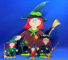 Lade das Bild in den Galerie-Viewer, Wichtelhexe mit Besen und Buckelkatze