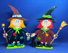 Lade das Bild in den Galerie-Viewer, Wichtelhexe mit Besen und Buckelkatze