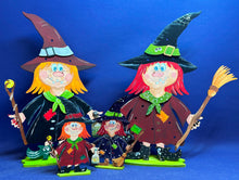 Lade das Bild in den Galerie-Viewer, Wichtelhexe mit Besen und Buckelkatze