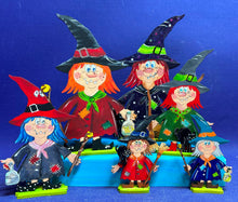 Lade das Bild in den Galerie-Viewer, Wichtelhexe mit Besen und Buckelkatze