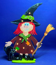 Lade das Bild in den Galerie-Viewer, Wichtelhexe mit Besen und Buckelkatze