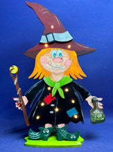 Lade das Bild in den Galerie-Viewer, Wichtelhexe mit Flasche und Zauberstab
