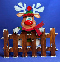 Lade das Bild in den Galerie-Viewer, Rentier mit Mütze für Zaun