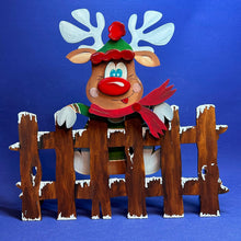 Lade das Bild in den Galerie-Viewer, Rentier mit Mütze für Zaun