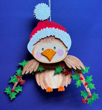 Lade das Bild in den Galerie-Viewer, weihnachtlicher Blätterbogen mit Beeren aus Holz zum Hängen