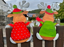 Lade das Bild in den Galerie-Viewer, Rentier mit Mütze für Zaun