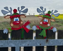 Lade das Bild in den Galerie-Viewer, Rentier mit Mütze für Zaun