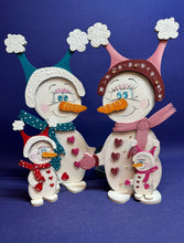 Lade das Bild in den Galerie-Viewer, Schneemann-Mädchen "Suki" als Standfigur aus Holz