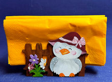 Lade das Bild in den Galerie-Viewer, schlafender Vogel mit Hut und Schleife
