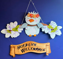 Lade das Bild in den Galerie-Viewer, schlafender Vogel mit Blumenkranz für Zaun oder Ast
