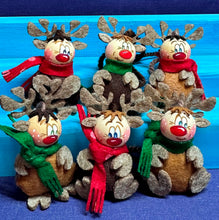 Lade das Bild in den Galerie-Viewer, Rentiere zum Fädeln aus Filz, 6er Set (verschiedene Farben)