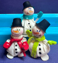 Lade das Bild in den Galerie-Viewer, Schneemänner zum Fädeln aus Filz, 3er Set, verschiedene Varianten