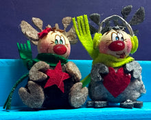 Lade das Bild in den Galerie-Viewer, Rentiere zum Fädeln aus Filz, 6er Set (verschiedene Farben)