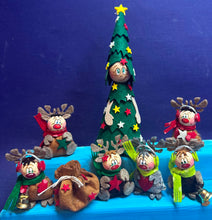 Lade das Bild in den Galerie-Viewer, Rentiere zum Fädeln aus Filz, 6er Set (verschiedene Farben)