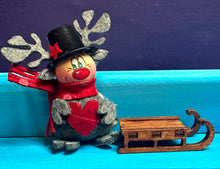 Lade das Bild in den Galerie-Viewer, Rentiere zum Fädeln aus Filz, 6er Set (verschiedene Farben)