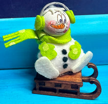 Lade das Bild in den Galerie-Viewer, Schneemänner zum Fädeln aus Filz, 6er Set