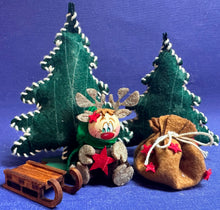 Lade das Bild in den Galerie-Viewer, Rentiere zum Fädeln aus Filz, 6er Set (verschiedene Farben)