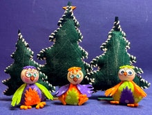 Lade das Bild in den Galerie-Viewer, Eulen zum Fädeln aus Filz, 6er Set (verschiedene Farben)