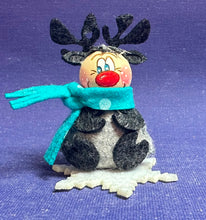 Lade das Bild in den Galerie-Viewer, Rentiere zum Fädeln aus Filz, 6er Set (verschiedene Farben)