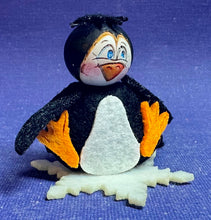 Lade das Bild in den Galerie-Viewer, Pinguine zum Fädeln aus Filz, 6er Set