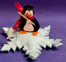 Lade das Bild in den Galerie-Viewer, Pinguine zum Fädeln aus Filz, 6er Set