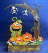 Lade das Bild in den Galerie-Viewer, Komplettset: Baum mit Bodenplatte mit Kürbisfiugr