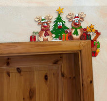 Lade das Bild in den Galerie-Viewer, Türkanten-Deko "Rentierpaar mit Baum" aus Holz