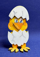 Lade das Bild in den Galerie-Viewer, Küken im Ei (Standfigur)