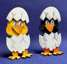 Lade das Bild in den Galerie-Viewer, Küken im Ei (Standfigur)