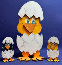 Lade das Bild in den Galerie-Viewer, Küken im Ei (Standfigur)