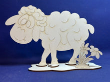 Lade das Bild in den Galerie-Viewer, Schaf mit Blume aus Holz