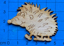 Lade das Bild in den Galerie-Viewer, Igelmännchen "Fred" laufend, aus Holz